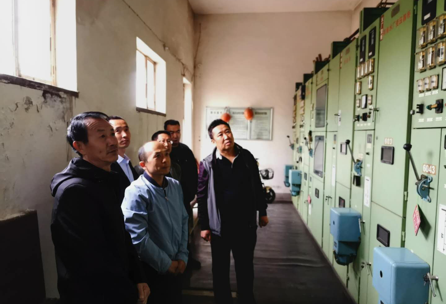 公司總經理王建人在供水、污水生產一線開展...